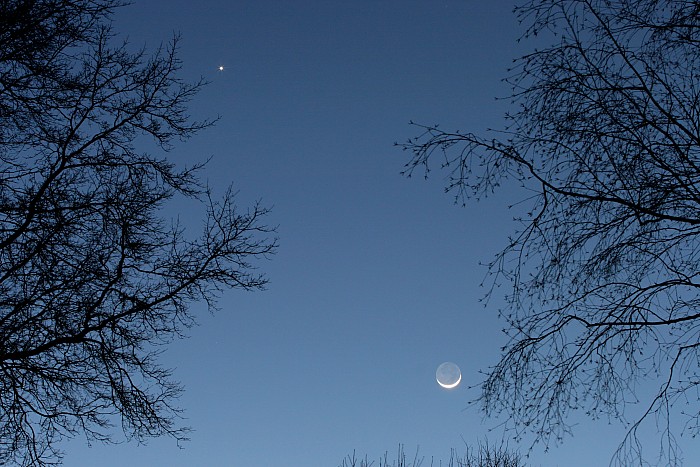[Young Moon and Venus, March 20, 2007]