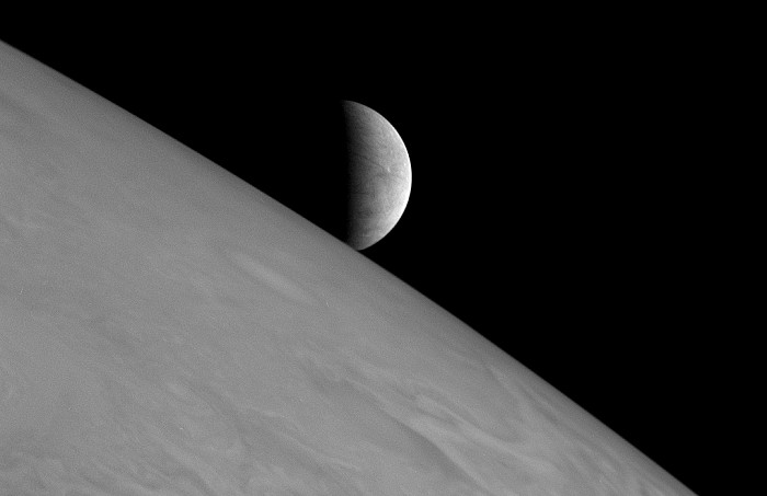[New Horizons photographs Jupiter and Europa]