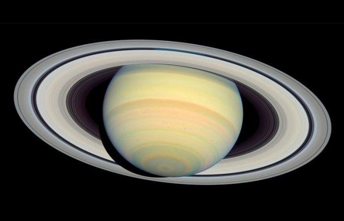 [Hubble views Saturn and its rings]